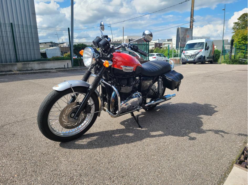 TRIUMPH BONNEVILLE T100 